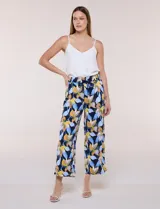 Pantalón estampado de caída fluida y calce relajado, con cintura alta elastizada y cordón ajustable. Presenta una pierna de corte ancho tipo cropped.