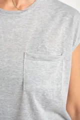Remera gris de algodón con poliéster, corte crop, mangas cortas y bolsillo en el pecho.