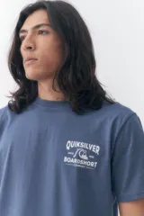 Remera de manga corta Quiksilver modelo Time Tested, color azul, con estampa en el pecho.