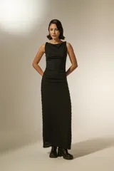 Top sin mangas color bordó, confeccionado en poliamida, con cuello recto y detalle de frunces laterales que le otorgan un ajuste al cuerpo.