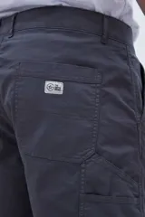 Bermuda carpintera color marrón con bolsillos laterales y detalle en la parte trasera.