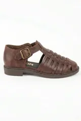 Sandalias cangrejeras de cuero color marrón, con diseño de tiras entrelazadas, talón cerrado y tira con hebilla metálica de ajuste en el lateral.