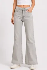 Pantalon jean de corte ancho y tiro medio, con diseño de cinco bolsillos y cierre frontal con botón y cremallera.