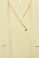 Blazer cruzado fucsia con cuello solapa, manga larga, bolsillos con solapa en el delantero y cierre frontal con botones forrados.