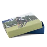 Billetera color beige de símil cuero lisa con galón elastizado marrón con línea blanca. Interior con doble repartición para billetes, visor y tarjeteros.