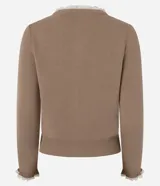 Cardigan de punto marrón de manga larga, con cierre frontal de botones y detalles de encaje blanco en el cuello redondo y los puños.