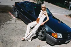 Pantalón de brocato color crudo con diseño floral en relieve, de tiro medio, corte acampanado con tajos laterales y cuatro bolsillos.