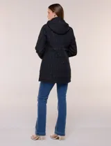 Campera larga de color azul marino con diseño capitoneado geométrico, capucha desmontable y cierre frontal completo. Cuenta con bolsillos laterales con cierre y ajuste en la cintura.