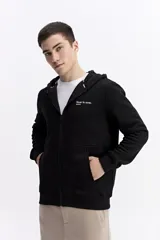 Campera de algodón con cierre frontal, capucha ajustable con cordones y bolsillos laterales. Presenta un diseño liso en color bordó con estampa pequeña en el pecho y gráfica en la espalda.