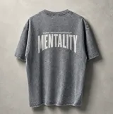 Remera oversize de algodón con efecto stone wash gris, de manga corta y cuello redondo, con estampado en serigrafía en la espalda que dice "Mentality".