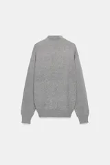 Jersey de punto con cuello perkins y manga larga, de diseño liso y corte clásico.