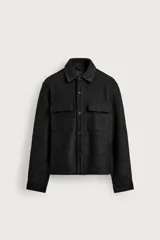 Sobrecamisa de corte relaxed fit color negro, confeccionada en tejido texturizado con lana. Presenta cuello solapa, manga larga con puños abotonados, bolsillos de parche con solapa en el pecho y cierre frontal con botones.