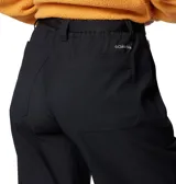 Pantalón de senderismo Columbia modelo Brea Falls, color negro, confeccionado en nylon con tecnología Omni-Shade y Omni-Shield. Presenta cintura elástica parcial con cinturón integrado, bolsillos laterales y traseros con cierre, y puños ajustables con cordón.