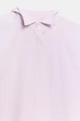 Camisa de manga larga confeccionada en hilatura con mezcla de algodón, con cuello solapa, bajo redondeado y cierre frontal oculto con botones.