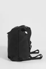 Bolso hobo marrón tostado que se puede usar como mochila, confeccionado en 100% poliéster. Cuenta con solapa frontal con botón a presión, correa ajustable y herrajes metálicos plateados.