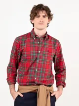 Camisa de hombre de corte regular fit, confeccionada en algodón con estampado de cuadros tartán en tonos rojo, verde y amarillo. Tiene cuello button down, cierre frontal con botones, mangas largas con puños simples y logo bordado en el pecho.