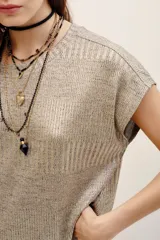 Remera metalizada color dorada de manga corta con cuello redondo y diseño holgado.