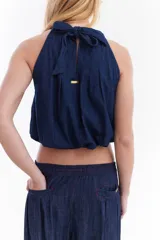 Blusa balloon de denim ultraliviano color gris oscuro, con escote halter fruncido, diseño sin mangas y dobladillo ajustado.