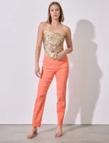 Pantalón de vestir color beige, marca Zac & Rachel, confeccionado en gabardina elastizada. Presenta pretina ancha con faja interna modeladora, largo de pierna con costura frontal pespunteada y bolsillos ojal simulados en la parte trasera.