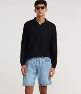 Bermuda masculina de jeans, color celeste claro lavado, de corte recto, con cierre tradicional y bolsillos.