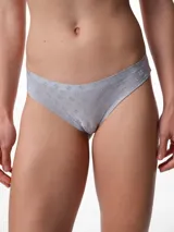 Bombacha tipo bikini de tiro medio confeccionada en microfibra con diseño jacquard. Presenta bordes cortados a láser para un ajuste invisible y cómodo. Cuenta con refuerzo interior de algodón.