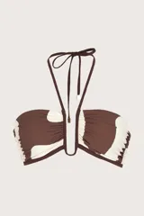 Top de bikini bandeau color marrón con estampado abstracto en blanco, con tiras finas al cuello y varilla en forma de U al centro.