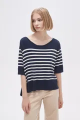 Sweater de tejido de punto con diseño a rayas horizontales en azul marino y blanco, cuello redondo amplio y mangas tres cuartos.