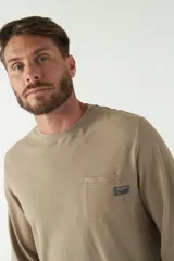 Remera de hombre negra de manga larga con puños, escote redondo y bolsillo en el pecho con etiqueta de marca.