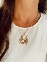 Collar de cadena fina con dije de luna creciente decorada con estrellas pequeñas, en acero quirúrgico dorado.