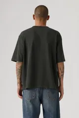 Remera de corte holgado y diseño minimalista, confeccionada en tejido de algodón pesado con cuello redondo reforzado y mangas cortas.
