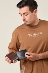 Billetera de ecocuero texturado color marrón con interior funcional y costuras reforzadas.