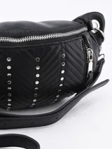 Riñonera negra de cuero sintético con diseño acolchado en forma de espiga y tachas plateadas. Tiene cierre superior, dos bolsillos frontales con cierre y correa ajustable con hebilla.
