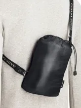 Campera acolchada con capucha de la marca Canada Goose, confeccionada en material brillante de color negro. Presenta cierre frontal, bolsillos laterales y el distintivo parche del logo en la manga.