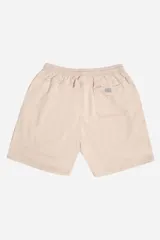 Short de felpa sin frisa, color marrón verdoso, con efecto acid wash. Presenta cintura elástica con cordón de ajuste y logo estampado en la parte inferior derecha.