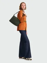 Bolso de hombro Longchamp modelo Le Pliage Xtra de tamaño mediano, color verde oscuro liso. Presenta un diseño estructurado con solapa frontal y cierre a presión.