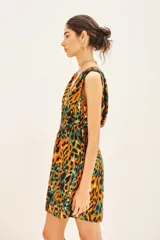 Vestido corto sin mangas con escote en V y elástico fruncido en la cintura. Presenta un estampado animal print vibrante en tonos naranja, negro y verde esmeralda.