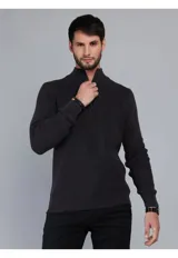 Sweater de punto en color beige, con cuello alto y cierre frontal parcial. Diseño de manga larga con puños y ruedo acanalados.