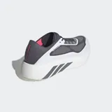 Championes de running Adidas Hyperboost Run, color gris y blanco con suela alta de amortiguación Boost+ y las icónicas tres tiras de la marca en el lateral.
