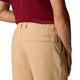 Short tipo chino de corte clásico, color beige, con bolsillos laterales y bolsillo de seguridad con cremallera. Confeccionado con tecnología Omni-Shade para protección solar UPF 50 y Omni-Shield para repelencia a líquidos y manchas.