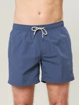 Short de baño azul con cintura elástica ajustable con cordón.