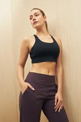 Pantalón tipo babucha de tiro alto, con cintura elástica ancha, bolsillos laterales y puños ajustados en los tobillos.