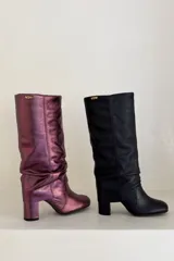 Bucaneras confeccionadas en cuero color rosa metalizado, con botamanga en la caña.