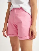 Short de jean de tiro alto color rosa, con dobladillo en el ruedo.