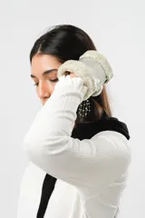 Guantes mitones plateados de cuero con borde de lana natural color beige.