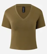 Blusa de corte regular confeccionada en algodón con elastano, con escote en V, mangas cortas y diseño liso.