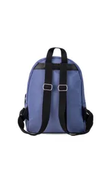 Mochila negra de tela capitoneada con bolsillo frontal amplio y asas ajustables. Incluye compartimento especial para iPad.