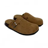 Zuecos color camel con hebilla metálica ajustable y suela de corcho.