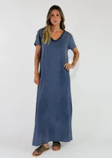 Vestido largo azul de manga corta, con escote en V con detalle de volados y calce holgado.