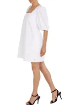 Vestido blanco de algodón orgánico hasta la rodilla, con escote cuadrado, mangas abullonadas y espalda descubierta.