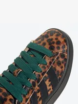 Championes Adidas Campus 00s con estampado animal print de leopardo, detalles en negro y cordones verdes.